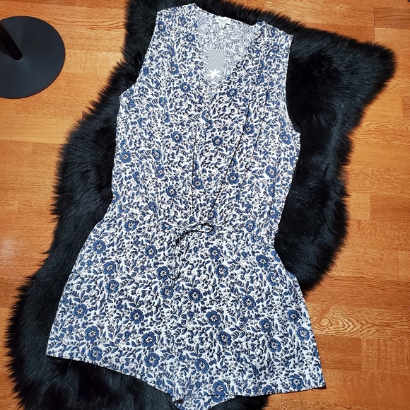 Splendid Blue and White Floral Women's Shorts - Picture 7 of 16